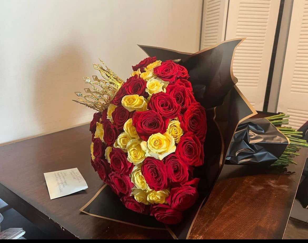 100 roses with a crown