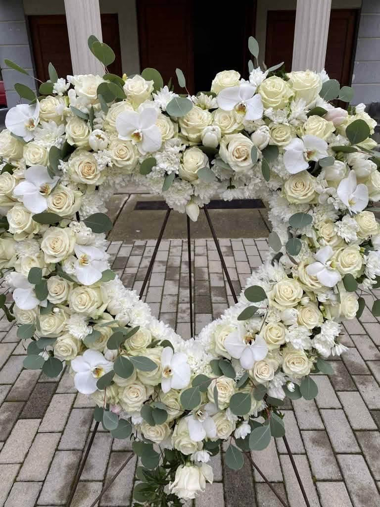 Elegance white Heart Wreath