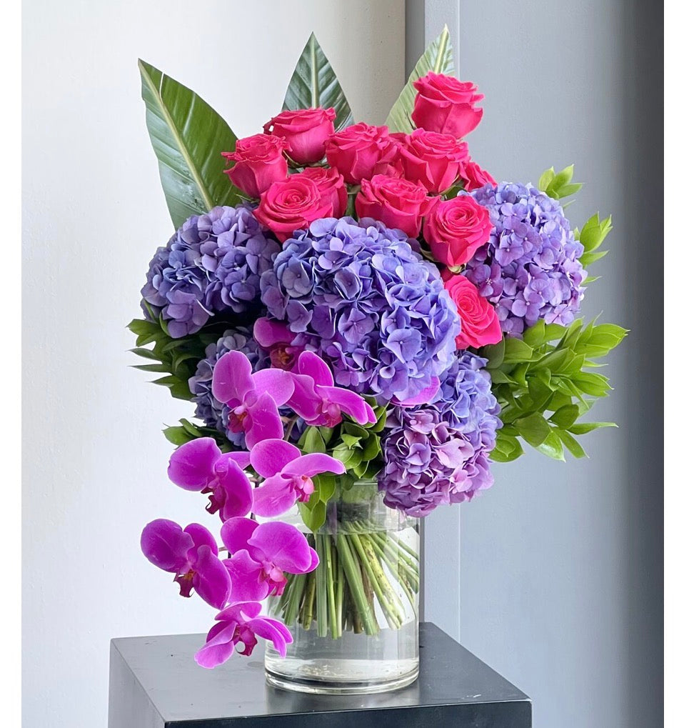 Royal Luxury hydreangeas with roses on vase