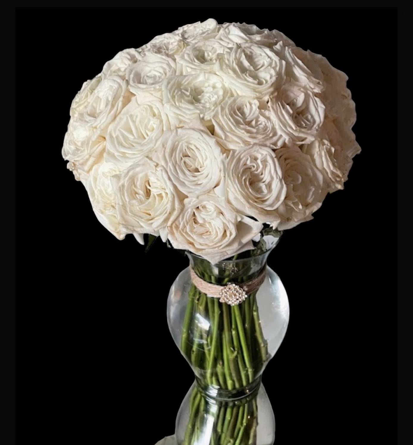 25 fresh roses in a vase